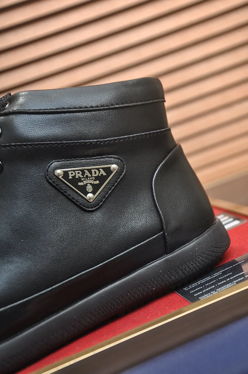 Men's shoes💰480💶【Prada】Trendy brand💞Mainly promote popular models, avant-garde and versatile fashionable men's shoes private version molding, 1:1 replica with glue splicing... Stylish and simple, original imported cowhide foot pads; the atmosphere and personality are more fashionable, eye-catching and pursuing class. It will subvert the old idea and be a must-have for fashionistas who want to spend time with you! Must keep it! High and comfortable but low, high-end quality workmanship. Code number: 38-45 (45 customized)